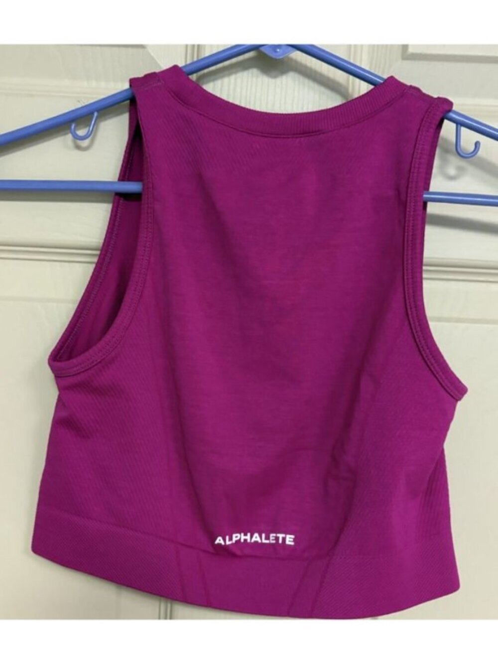 Alphalete Stratus Cropped Tank Top Size Medium Bright Pink NWOT - Picture 2 of 3